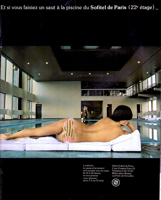 Publicité pour la piscine d'un hôtel avec une femme en maillot de bain au premier plan.